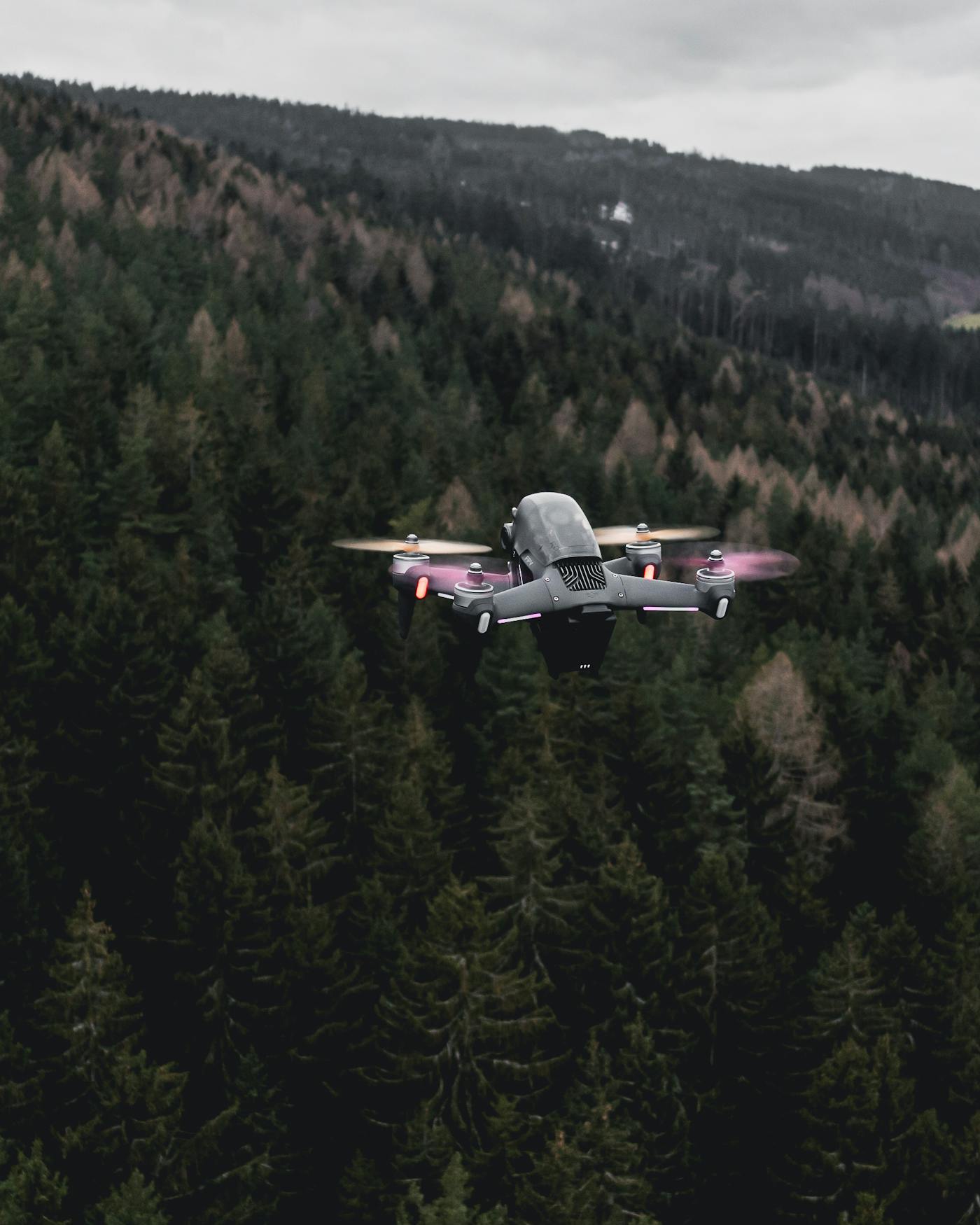 Drone realizando mapeamento aéreo sobre reserva ambiental